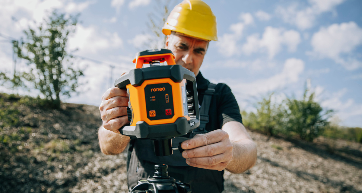 Roneo rotatielaser met FR 60-MM ontvanger bij oprit en fundering