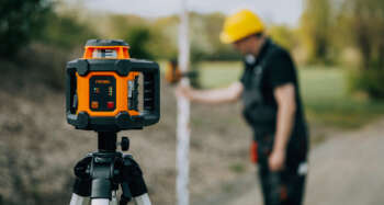 Roneo rotatielaser met FR 60-MM ontvanger op bouwplaats