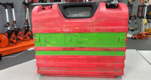Gebruikte Hilti PRE3 koffer Passend o.a. op de Hilti PRE3 B+ grade product: Koffer is in goede  staat, sluiting werkt goed, met gebruikssporen. Het model op de foto kan afwijken van de geleverde ontvanger, wij hebben hiervan meerdere van op voorraad. Wilt u er meerdere hebben?  Vraag dan het actuele aantal op via telefoon, whatsapp of mail.
