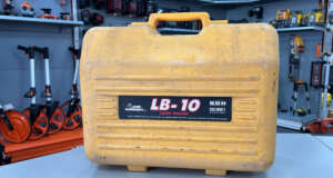 Gebruikte Laser Alignment LB10 koffer Passend o.a. op de Laser Alignment LB10 B  grade product: Koffer is in goede  staat, sluiting werkt goed, met gebruikssporen. Het model op de foto kan afwijken van de geleverde ontvanger, wij hebben hiervan meerdere van op voorraad. Wilt u er meerdere hebben?  Vraag dan het actuele aantal op via telefoon, whatsapp of mail.