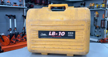 Gebruikte Laser Alignment LB10 koffer Passend o.a. op de Laser Alignment LB10 B grade product: Koffer is in goede staat, sluiting werkt goed, met gebruikssporen. Het model op de foto kan afwijken van de geleverde ontvanger, wij hebben hiervan meerdere van op voorraad. Wilt u er meerdere hebben? Vraag dan het actuele aantal op via telefoon, whatsapp of mail.