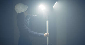 LED bouwlamp statief op bouwplaats buiten bij avondlicht