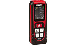 Levelfix LXD60i De Levelfix LXD60i is een digitale laser afstandmeter welke tot 60 meter meet, met een hoge meetsnelheid en nauwkeurigheid van 2mm per meting. Dankzij de IP54 waterdichte en compacte en ergonomische behuizing is de LXD60i voor veruit de meeste klussen geschikt. Functies: De LXD60i is ondanks zijn veelzijdigheid en slimme meetfuncties toch eenvoudige te bediening. Door de intuïtieve bediening is er snel te schakelen tussen de verschillende meetmogelijkheden. Zo is het mogelijk om een enkele lengte te meten of continu te meten (min-max), ook is het mogelijk om oppervlakten en inhoudsmaten te meten.  De LXD60i kan lengten, oppervlakten en inhoudsmaten optellen en aftrekken met een druk op de ± toets. Door de continue hoekmeting is het ook mogelijk om indirect te meten en de Pythagoras functie te gebruiken. De afstandsmeter heeft een intern geheugen waarin de laatste 50 metingen automatisch worden opgeslagen. Schildersfunctie De afstandsmeter heeft ook een schilderfunctie, zodat je de totale oppervlakte kunt berekenen die je moet berekenen door eenvoudig de lengtes van verschillende metingen bij elkaar op te tellen en te vermenigvuldigen met de hoogte. LEVELFIX Connect Met de ingebouwde Bluetooth-functie kun je meetwaarden overbrengen naar de LEVELFIX Connect app op je smartphone of tablet. In de app heb je een schetsfunctie waarmee je een schets van de kamer kunt maken en de gemeten afstanden bij elke wand kunt optellen. Reparatie en kalibratie: Ieder meetinstrument, van puntlaser tot totalstation wordt voor levering volledig door ons nagekeken en krijgt het apparaat een eindkalibratie voordat deze opgehaald of verzonden wordt. Mocht het product af fabriek komen, dan verricht de fabriek volgens onze afspraken deze controle en eindkalibratie. Reparaties en kalibraties worden in onze eigen servicecenter gedaan. Hierdoor kunnen wij de hoogste kwaliteit leveren.