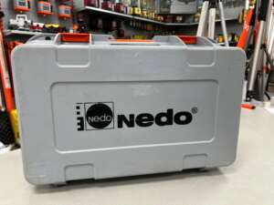 Gebruikte Nedo koffer Passend op de Nedo Eco 600H, Eco 600HV, Eco 600HVGreen, Sirius1H, Sirius 1HV en Sirius 1HVG A grade product: Koffer is in goede  staat, sluiting werkt goed, enkele gebruikssporen. Het model op de foto kan afwijken van de geleverde ontvanger, wij hebben hiervan meerdere van op voorraad. Wilt u er meerdere hebben?  Vraag dan het actuele aantal op via telefoon, whatsapp of mail.