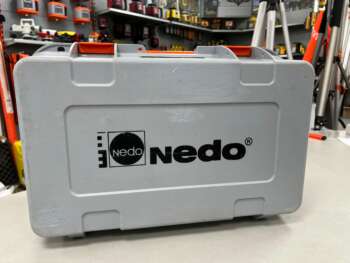 Gebruikte Nedo koffer Passend op de Nedo Eco 600H, Eco 600HV, Eco 600HVGreen, Sirius1H, Sirius 1HV en Sirius 1HVG A grade product: Koffer is in goede  staat, sluiting werkt goed, enkele gebruikssporen. Het model op de foto kan afwijken van de geleverde ontvanger, wij hebben hiervan meerdere van op voorraad. Wilt u er meerdere hebben?  Vraag dan het actuele aantal op via telefoon, whatsapp of mail.