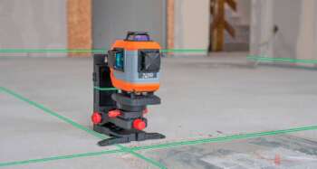 Nedo X-Liner 4D green laser in gebruik bij bouwwerkzaamheden