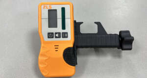 Gebruikte 2LS ontvanger tbv groenlicht rotatielaser Geleverd inclusief batterijen en baakklem Werkend op: Groen licht roterende lasers Eigenschappen: Display voor en achter Ontvangt Groen licht roterende lasers Bijzonderheden: Geen Het model op de foto kan afwijken van de geleverde ontvanger, wij hebben hiervan meerdere van op voorraad. Wilt u er meerdere hebben?  Vraag dan het actuele aantal op via telefoon, whatsapp of mail. A grade product: Apparaat heeft minimale gebruikssporen,  alle functies werken goed. Vorige eigenaar heeft geen kenmerken op of in het apparaat gegraveerd. Alle ontvangers zijn getest en hebben 6 maanden garantie.