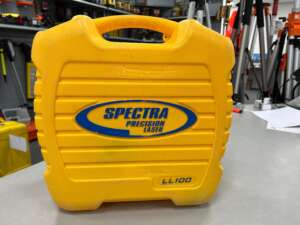 Gebruikte Spectra koffer Passend op o.a. de Spectra LL100 A grade product: Koffer in goede staat, sloten werken goed, met enkele gebruikssporen, kenmerken vorige eigenaar zijn zoveel mogelijk verwijdert. Zie foto's Wilt u er meerdere hebben? Vraag dan het actuele aantal op via telefoon, whatsapp of mail.