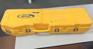 Gebruikte Spectra LL300N Guncase koffer Passend op de Spectra LL300N incl bijbehorende statief en baak (Niet voor standaard statieven en baken) B grade product: Koffer in goede staat, sloten zijn goed, lichte gebruikssporen, 2 kleine gaatjes in de onderkant van de koffer (zie foto 3). Het model op de foto kan afwijken van de geleverde ontvanger, wij hebben hiervan meerdere van op voorraad. Wilt u er meerdere hebben?  Vraag dan het actuele aantal op via telefoon, whatsapp of mail.