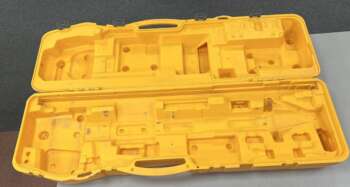 Gebruikte Spectra LL300N Guncase koffer Passend op de Spectra LL300N incl bijbehorende statief en baak (Niet voor standaard statieven en baken) B grade product: Koffer in goede staat, sloten zijn goed, lichte gebruikssporen, 2 kleine gaatjes in de onderkant van de koffer (zie foto 3). Het model op de foto kan afwijken van de geleverde ontvanger, wij hebben hiervan meerdere van op voorraad. Wilt u er meerdere hebben?  Vraag dan het actuele aantal op via telefoon, whatsapp of mail.