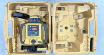 Topcon RL‑H4C en accesoires in open koffer met lichte gebruikssporen