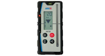Androtec MTR-125RG digitale millimeterontvanger met zijn robuuste, schokabsorberende rubberen behuizing.