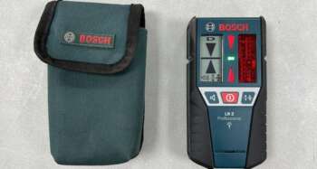 Gebruikte Bosch LR2 ontvanger Geleverd inclusief batterij en tas, zonder baakklem Werkend op: Bosch GLL 3-80 / GLL 2-80 / GLL 2-50:  Eigenschappen: Display voor en achter Ontvangt rood licht roterende lasers Bijzonderheden: Zonder baakklem geleverd Wilt u er meerdere hebben?  Vraag dan het actuele aantal op via telefoon, whatsapp of mail. A grade product: Apparaat heeft weinig gebruikssporen,  alle functies werken goed. Vorige eigenaar heeft geen kenmerken op of in het apparaat gegraveerd. Alle ontvangers zijn getest en hebben 6 maanden garantie.