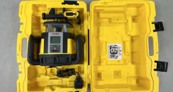 Leica Rugby CLA-CLX700: De Ultieme dubbelafschotlaser voor Professionals De Leica Laser CLA CLX700 is een zeer uitgebreide versie van de Leica Rugby CLA serie. Naast de functies van de Basic versie kan de Rugby CLA CLX700 ook verticaal gebruikt worden. Heeft deze de mogelijkheid automatisch dubbel afschot in te stellen tot ± 15%, de laserstraal laten scannen onder hoeken van 10°, 45°, 90° en de rotatie snelheid aan te passen naar 0/150/300/600/900 RPM.