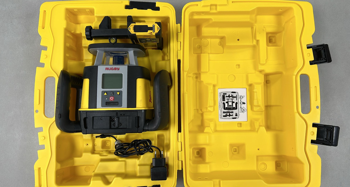 Leica Rugby CLA-CLX700: De Ultieme dubbelafschotlaser voor Professionals De Leica Laser CLA CLX700 is een zeer uitgebreide versie van de Leica Rugby CLA serie. Naast de functies van de Basic versie kan de Rugby CLA CLX700 ook verticaal gebruikt worden. Heeft deze de mogelijkheid automatisch dubbel afschot in te stellen tot ± 15%, de laserstraal laten scannen onder hoeken van 10°, 45°, 90° en de rotatie snelheid aan te passen naar 0/150/300/600/900 RPM.