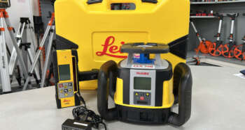 Leica Rugby CLA-CLX700: De Ultieme dubbelafschotlaser voor Professionals De Leica Laser CLA CLX700 is een zeer uitgebreide versie van de Leica Rugby CLA serie. Naast de functies van de Basic versie kan de Rugby CLA CLX700 ook verticaal gebruikt worden. Heeft deze de mogelijkheid automatisch dubbel afschot in te stellen tot ± 15%, de laserstraal laten scannen onder hoeken van 10°, 45°, 90° en de rotatie snelheid aan te passen naar 0/150/300/600/900 RPM.