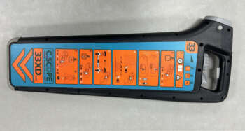Refurbished C.Scope 33XD kabelzoeker met diepte indicatie Diepte indicatie De C.Scope 33XD kan i.c.m. een signaalgenerator ook een diepte indicatie geven van de leidingen en kabels. Zo weet je waar je van te voren of je met een schep of een graafmachine moet gaan graven, hierdoor weet je waar je aan toe bent. Meetdiepte stroom 3m Meetdiepte radio 2m Meetdiepte generator 4m Meetdiepte sonde 7m Diepte indicatie Ja, uitsluitend i.c.m. signaalgenerator Nauwkeurigheid diepte ± 5% (0,1m tot 3m), ± 5% (Gebruik Sonde 0,1m tot 7m) voor levering wordt het apparaat voorzien van een nieuwe keuring en certificaat. Er zit 3 maanden garantie op het instrument.