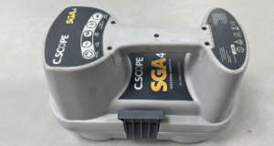 Refurbished C.Scope SGA4 signaalgenerator Een signaalgenerator wordt gebruikt bij kabelzoekers om een sterker en duidelijker signaal te creëren, wat de precisie bij het lokaliseren van kabels verbetert. Het helpt ook bij het detecteren van diepere kabels en minimaliseert interferentie van andere elektrische signalen. Dit maakt het mogelijk om kabels effectief te vinden in complexe omgevingen met meerdere leidingen. Zendfrequentie 131kHz, 33kHz voor levering wordt het apparaat voorzien van een nieuwe keuring en certificaat. Er zit 3 maanden garantie op het instrument.