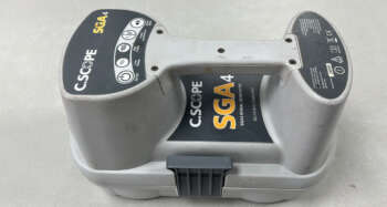 Refurbished C.Scope SGA4 signaalgenerator Een signaalgenerator wordt gebruikt bij kabelzoekers om een sterker en duidelijker signaal te creëren, wat de precisie bij het lokaliseren van kabels verbetert. Het helpt ook bij het detecteren van diepere kabels en minimaliseert interferentie van andere elektrische signalen. Dit maakt het mogelijk om kabels effectief te vinden in complexe omgevingen met meerdere leidingen. Zendfrequentie 131kHz, 33kHz voor levering wordt het apparaat voorzien van een nieuwe keuring en certificaat. Er zit 3 maanden garantie op het instrument.