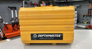 Gebruikte Depthmaster koffer Passend op de Leica MC200, Laser alignment Depthmaster B+ grade product: Koffer in goede staat, sloten zijn goed, lichte gebruikssporen. Het model op de foto kan afwijken van de geleverde ontvanger, wij hebben hiervan meerdere van op voorraad. Wilt u er meerdere hebben?  Vraag dan het actuele aantal op via telefoon, whatsapp of mail.