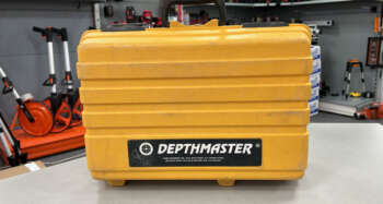 Gebruikte Depthmaster koffer Passend op de Leica MC200, Laser alignment Depthmaster B+ grade product: Koffer in goede staat, sloten zijn goed, lichte gebruikssporen. Het model op de foto kan afwijken van de geleverde ontvanger, wij hebben hiervan meerdere van op voorraad. Wilt u er meerdere hebben? Vraag dan het actuele aantal op via telefoon, whatsapp of mail.