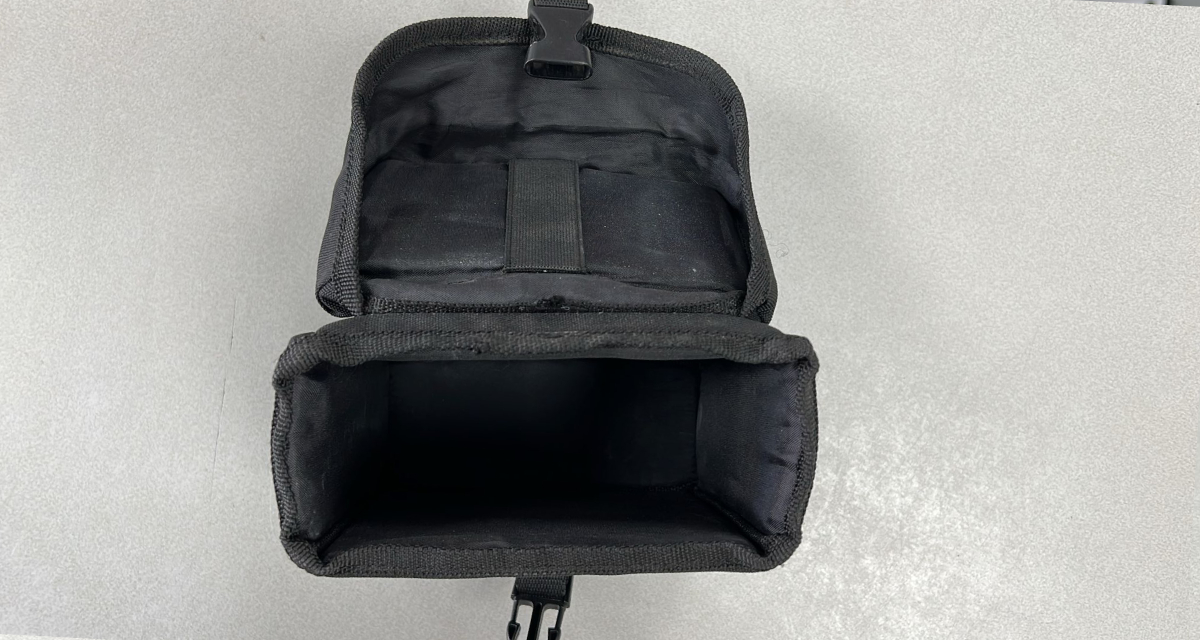 Leica Lino L2 Transporttas – Originele Bescherming voor Jouw Kruislijnlaser Bescherm jouw Leica Lino L2 kruislijnlaser met deze originele transporttas voor het nieuwe model. Deze tas is speciaal ontworpen om een optimale pasvorm, bescherming en draaggemak te bieden voor jouw meetinstrument. Dankzij het slijtvaste materiaal en compacte ontwerp is deze transporttas ideaal voor dagelijks gebruik op de bouwplaats, in de werkplaats of tijdens transport.