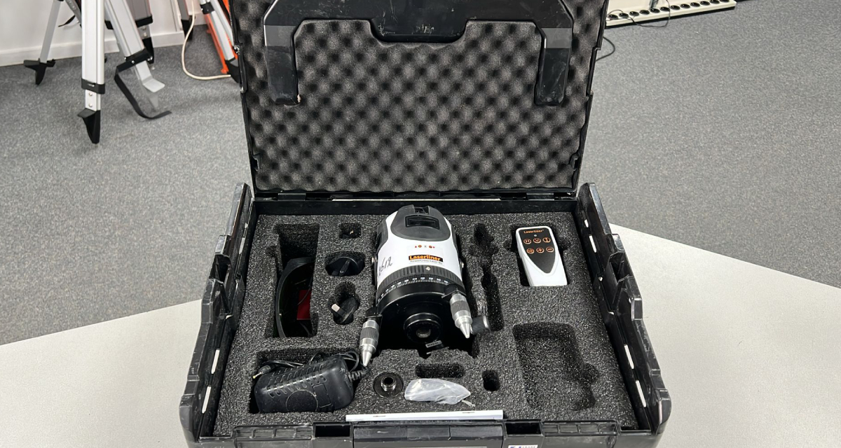 LaserLiner PowerCross-Laser 8G – Refurbished (A-Grade) Professionele precisie voor een fractie van de prijs. Bent u op zoek naar een hoogwaardige kruislijnlaser die voldoet aan de strengste eisen, zonder de hoofdprijs te betalen? Deze refurbished LaserLiner PowerCross-Laser 8G (A-Grade) biedt de perfecte balans tussen betrouwbaarheid, zichtbaarheid en waarde. Wat betekent A-Grade bij bouwlasersonline? Onze A-Grade refurbished producten zijn in goede staat. Ze zijn technisch volledig gecontroleerd, grondig gereinigd en vertonen weinig gebruikssporen. Waarom kiezen voor deze set? Optimaal zicht: Dankzij de felgroene lasertechnologie (8G) is de laserlijn ook bij helder daglicht of op grote afstand uitstekend zichtbaar. Direct inzetbaar: Wij leveren deze laser gekalibreerd en inclusief officieel kalibratiecertificaat. Zo kunt u direct aan de slag met de zekerheid van absolute nauwkeurigheid op de bouwplaats. Zorgeloos werken: Krijg de zekerheid van een nieuwe aankoop met 3 maanden garantie. Wij staan achter de kwaliteit van ons revisieproces. Precisie: De PowerCross-Laser 8G is de ideale partner voor het uitlijnen van tegels, wanden, kozijnen en plafonds. Belangrijkste kenmerken: Groene lasertechnologie: Superieure zichtbaarheid in vergelijking met rode lasers. Nauwkeurigheid: Hoge precisie voor professioneel resultaat. (1 mm per 10 meter) Robuust design: Gebouwd voor de veeleisende omgeving van de bouw. Volledig gecontroleerd: Technisch in topconditie dankzij onze strenge inspectie. Wat ontvangt u? LaserLiner PowerCross-Laser 8G (Refurbished, A-Grade) Officieel kalibratiecertificaat 3 maanden garantie Kies voor duurzaamheid en vakmanschap. Met de LaserLiner PowerCross-Laser 8G van bouwlasersonline haalt u een professioneel meetinstrument in huis dat klaar is voor elke uitdaging. Bestel vandaag nog en profiteer van de beste prijs-kwaliteitverhouding in de markt. Zolang de voorraad strekt. Profiteer direct van deze scherpe deal!*