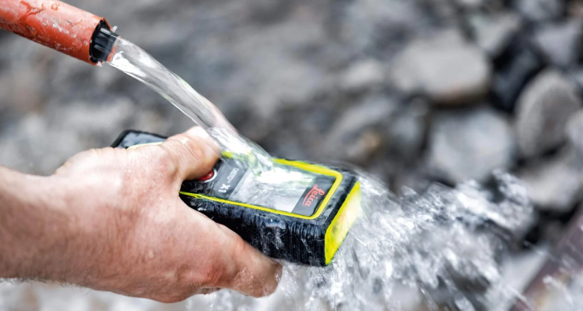 Leica DISTO X1 tijdens afstandsmeting op de bouwplaats