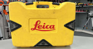 Gebruikte Leica koffer voor de CLH, CLA en CLA-ctive serie B grade product: Koffer in goede staat, sloten zijn nieuw,  met gebruikssporen en kenmerken van vorige eigenaar. Het model op de foto kan afwijken van de geleverde ontvanger, wij hebben hiervan meerdere van op voorraad. Wilt u er meerdere hebben?  Vraag dan het actuele aantal op via telefoon, whatsapp of mail.
