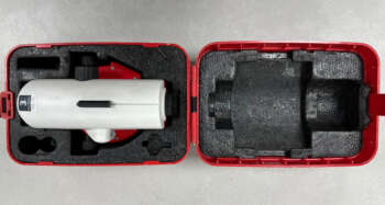 Refurbished Leica NA724 waterpas instrument Dit Leica waterpas instrument is optisch en mechanisch goed en altijd netjes in onderhoud geweest. De vergroting is 24x en de standaardafwijking voor 1 km dubbele waterpassing 2,5 mm. Bijzonderheden: Zeer net instrument, op de kap staat NA730 plus, maar het is een NA724 Er is een gegraveerd kenmerk weggehaald uit de onderkant van de behuizing (zie foto 3)