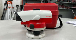 Refurbished Leica NA724 waterpas instrument Dit Leica waterpas instrument is optisch en mechanisch goed en altijd netjes in onderhoud geweest. De vergroting is 24x en de standaardafwijking voor 1 km dubbele waterpassing 2,5 mm. Bijzonderheden: Zeer net instrument, op de kap staat NA730 plus, maar het is een NA724 Er is een gegraveerd kenmerk weggehaald uit de onderkant van de behuizing (zie foto 3)