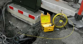 Leica Trace Rod 80m wordt in een niet-metalen leiding ingevoerd