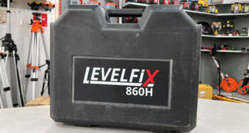Dichte, gebruikte koffer voor een Levelfix 860H / HVS laser met lichte krassen aan de buitenkant.