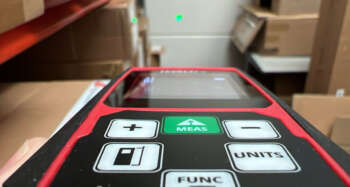 Een professional die de Levelfix LXD35G gebruikt om een muur op te meten.