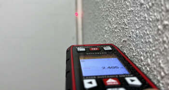 Gebruik van Levelfix SCD120 voor laserafstandsmeting in woonkamer
