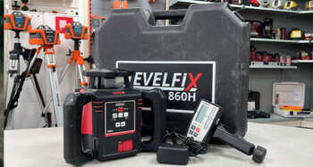 Refurbished Levelfix 860H Goed werkende Levelfix 860H met Androtec MTR65RG digitale mm ontvanger. Zowel optisch als mechanisch in zeer goede staat. Roodlicht Bouwlaser Werkbereik: 400 m met ontvanger Nivelleernauwkeurigheid: ± 0,5 mm/10m Stof- en spatwaterbescherming: IP 66 Elektrische voeding: Accupack Gebruiksduur: 60 h met accu Statiefschroefdraad: 5/8″ Projectie: Horizontaal, handmatig enkel afschot Bijzonderheden: Nieuwe behuizing om laser Voor levering wordt het apparaat voorzien van een nieuwe keuring en certificaat. Dit instrument wordt geleverd in een koffer met ontvanger, baakklem, accu en lader.