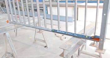 Vakman meet kozijnopening met Nedo mEssfix2.