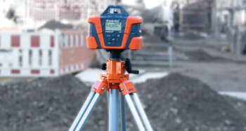 Stratenmaker gebruikt Nedo Primus 3 H1N voor uitzetten afschot parkeerplaats