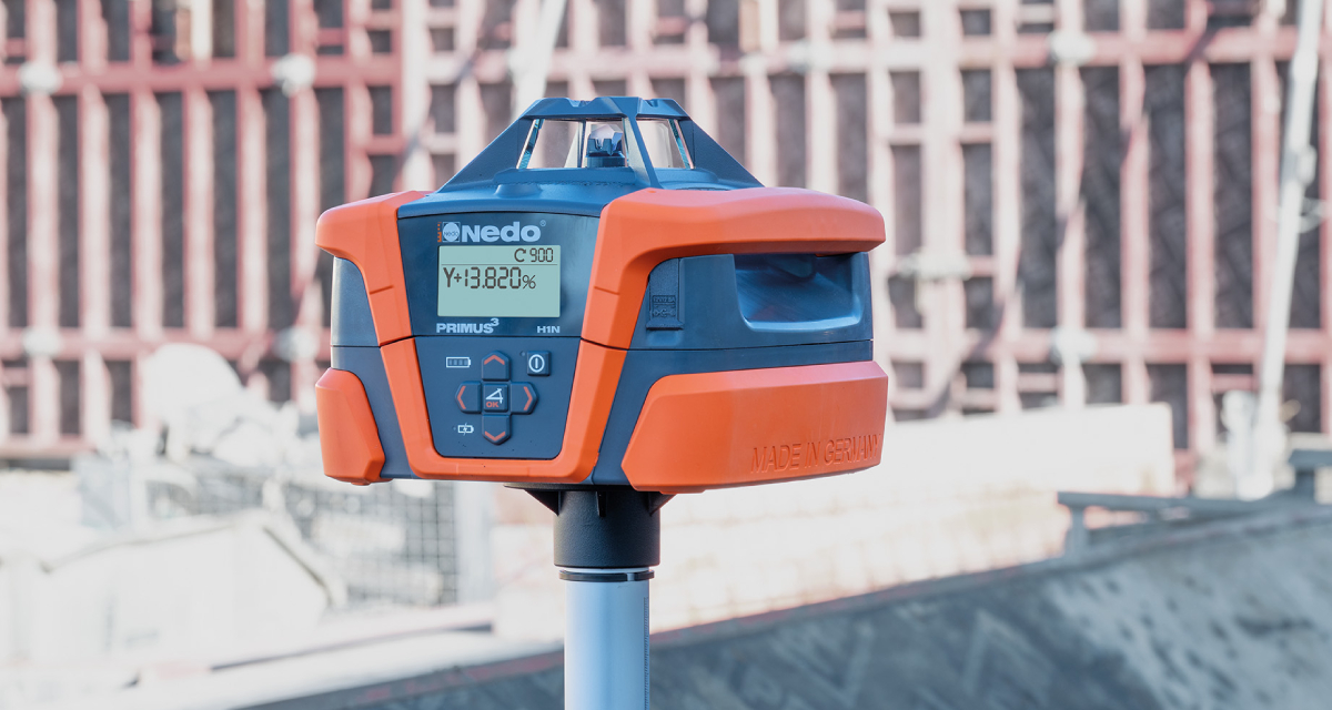 Nedo Primus 3 H1N in gebruik bij graafwerkzaamheden en machinebesturing