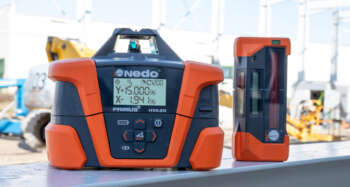 Nedo Primus 3 HVA2N rotatielaser en Commander 3 ontvanger zij aan zij op de bouwplaats