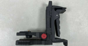 Gebruikte Nedo universele muurbevestigingsbeugel voor projectie lasers met 1/4"aansluiting Afmetingen: 200x180x790mm Afstand hart 1/4"aansluiting tot rug wandklem: 6.5-9.5 cm Verstelbaarheid in hoogte:  Ja Magnetisch: Ja Schroefsleuf: Ja 1x Plafondklem: Ja Verticaal op statief: Nee Bijzonderheden: Geen