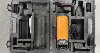 QBL QL125S Rioollaser – Refurbished (B+ Grade)De betrouwbare standaard voor riool- en grondwerk – nu met gloednieuwe accu!Zoekt u een krachtige rioollaser die tegen een stootje kan? De QBL QL125S staat bekend om zijn ongekende robuustheid en precisie onder de zwaarste omstandigheden. Bij bouwlasersonline bieden wij dit model nu aan in B+ grade: een technisch perfect toestel met enkele cosmetische gebruikssporen die de werking op geen enkele wijze beïnvloeden.De ultieme upgrade: nieuwe accuWat deze aanbieding extra interessant maakt, is dat dit toestel wordt geleverd met een gloednieuwe accu ter waarde van € 278,-. Hierdoor bent u verzekerd van een maximale accuduur en hoeft u zich de komende jaren geen zorgen te maken over de stroomvoorziening op de bouwplaats. U combineert hiermee de scherpe prijs van een B+ grade toestel met de betrouwbaarheid van een nieuwe energiebron.Waarom een B+ Grade QBL QL125S?Met een B+ grade kiest u voor een uitstekende prijs-kwaliteitverhouding. Het toestel is volledig nagekeken, technisch in topconditie gebracht en uitvoerig getest door onze specialisten.Uw zekerheden bij bouwlasersonline: Gekalibreerd en klaar voor gebruik: Wij leveren de laser inclusief een vers kalibratiecertificaat. Gegarandeerde kwaliteit: Ondanks de B+ status ontvangt u bij ons standaard 6 maanden garantie. Onverwoestbaar: De QBL QL125S is ontworpen voor gebruik in de modder en het water. Belangrijkste kenmerken van de QBL QL125S: Compact en krachtig: Eenvoudig te plaatsen in kleine rioolbuizen vanaf 125mm. Groot bereik: Hoge nauwkeurigheid over de gehele lengte van uw project. Gebruiksvriendelijk: Intuïtieve bediening, zelfs met werkhandschoenen aan. Extreem duurzaam: Volledig waterdicht en schokbestendig. Wat ontvangt u? QBL QL125S Rioollaser (Refurbished, B+ Grade) Splinternieuwe accu (t.w.v. € 278,-) Officieel kalibratiecertificaat 6 maanden garantie Kies voor de slimme investering. Met deze set haalt u een professioneel meetinstrument in huis dat technisch in topconditie is en klaar is voor langdurig intensief gebruik, mede dankzij de fonkelnieuwe accu.Let op: Vanwege de gunstige prijs en de uitstekende technische staat zijn onze refurbished modellen vaak snel uitverkocht. Wees er dus snel bij!*