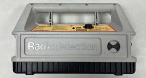 Refurbished Radiodetection RD400 STx  33kHz signaalgenerator Een signaalgenerator wordt gebruikt bij kabelzoekers om een sterker en duidelijker signaal te creëren, wat de precisie bij het lokaliseren van kabels verbetert. Het helpt ook bij het detecteren van diepere kabels en minimaliseert interferentie van andere elektrische signalen. Dit maakt het mogelijk om kabels effectief te vinden in complexe omgevingen met meerdere leidingen. Zendfrequentie 33 kHz voor levering wordt het apparaat voorzien van een nieuwe keuring en certificaat. Er zit 3 maanden garantie op het instrument.