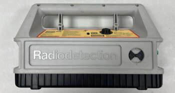 Refurbished Radiodetection RD400 STx  33kHz signaalgenerator Een signaalgenerator wordt gebruikt bij kabelzoekers om een sterker en duidelijker signaal te creëren, wat de precisie bij het lokaliseren van kabels verbetert. Het helpt ook bij het detecteren van diepere kabels en minimaliseert interferentie van andere elektrische signalen. Dit maakt het mogelijk om kabels effectief te vinden in complexe omgevingen met meerdere leidingen. Zendfrequentie 33 kHz voor levering wordt het apparaat voorzien van een nieuwe keuring en certificaat. Er zit 3 maanden garantie op het instrument.