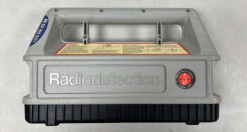 Refurbished Radiodetection RD400 STx  33kHz signaalgenerator Een signaalgenerator wordt gebruikt bij kabelzoekers om een sterker en duidelijker signaal te creëren, wat de precisie bij het lokaliseren van kabels verbetert. Het helpt ook bij het detecteren van diepere kabels en minimaliseert interferentie van andere elektrische signalen. Dit maakt het mogelijk om kabels effectief te vinden in complexe omgevingen met meerdere leidingen. Zendfrequentie 33 kHz voor levering wordt het apparaat voorzien van een nieuwe keuring en certificaat. Er zit 3 maanden garantie op het instrument.