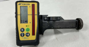 Gebruikte Topcon LS-100D digitale mm ontvanger  Geleverd inclusief batterijen en baakklem Passend op alle roterende roodlicht lasers Eigenschappen: Display voor en achter Metalen baakklem Digitale mm weergave van hoogteverschil Bijzonderheden:- Wilt u er meerdere hebben?  Vraag dan het actuele aantal op via telefoon, whatsapp of mail. B grade product: Apparaat heeft gebruikssporen,  alle functies werken goed. Vorige eigenaar heeft een met stift een nummer op de achterkant van het apparaat geschreven. Alle ontvangers zijn getest en hebben 3 maanden garantie.