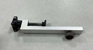 Gebruikte Geo laser LE-71/72 baakklem Passend op o.a.: Geo laser LE71, LE72 en LE96 Levering: 1 stuks baakklem Het klem op de foto kan afwijken van de geleverde klem hier hebben wij er meerdere van liggen. De vorige eigenaar heeft geen kenmerk in de klem gegraveerd. Alle klemmen zijn getest en werken naar behoren.