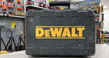 Gebruikte DeWALT DCE089G koffer Passend op de DeWALT DCE089G serie B grade product: Koffer in goede staat, sloten zijn goed, met minimale gebruikssporen. Het model op de foto kan afwijken van de geleverde ontvanger, wij hebben hiervan meerdere van op voorraad. Wilt u er meerdere hebben? Vraag dan het actuele aantal op via telefoon, whatsapp of mail.