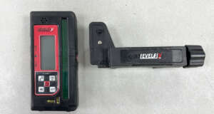 Vooraanzicht van de refurbished Levelfix DLD100GR digitale ontvanger, gemonteerd op de meegeleverde, originele baakklem.