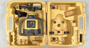 Waarom Kiezen voor een A-Grade Topcon RL-H5A? In de wereld van meetapparatuur staat Topcon synoniem voor robuustheid. De RL-H5A is gebouwd om te presteren onder de zwaarste omstandigheden op de bouwplaats. Door te kiezen voor een A-grade refurbished model, profiteert u van de hoogste kwaliteit tegen een fractie van de nieuwprijs. Deze laser is niet alleen optisch in topstaat, maar is door onze specialisten ook technisch volledig gereviseerd. Uniek: Laadplug aan de Voorzijde Dit specifieke model is uitgerust met een zeer praktische extra: een laadplug aan de voorzijde. Bij veel standaardmodellen moet de accu uit het toestel worden gehaald of moet men aan de onderzijde zijn om te laden. Dankzij de aansluiting aan de voorzijde kunt u de laser snel en eenvoudig opladen zonder gedoe, wat de efficiëntie op de werkplek aanzienlijk verhoogt. Onze Servicebelofte: Gekeurd, Gekalibreerd en Gecertificeerd Bij de aanschaf van een precisie-instrument wilt u zekerheid. Wij verkopen geen lasers 'zoals ze binnenkomen'. Elke Topcon RL-H5A wordt voor verzending of afhalen volledig gekeurd door onze eigen professionele serviceafdeling. Onze technici controleren de laser op meer dan 15 punten, waaronder de horizontale nauwkeurigheid, de werking van de zelfnivellerende motoren en de conditie van de interne componenten. Na goedkeuring wordt het instrument voorzien van: Een officieel kalibratierapport (certificaat). Een actuele kalibratie sticker, zodat u direct aan de slag kunt op projecten waar certificering vereist is. 6 Maanden Garantie op Refurbished Wij staan achter de kwaliteit van ons revisieproces. Daarom bieden wij op deze Topcon RL-H5A Refurbished een volledige garantie van 6 maanden. Mocht er onverhoopt een technisch mankement optreden, dan lossen wij dit snel voor u op in onze eigen werkplaats. Zo combineert u het prijsvoordeel van een gebruikte laser met de zekerheid van een nieuwe aankoop. Inclusief LS-80LR Handontvanger en Slimme Lader Deze set is compleet samengesteld voor direct gebruik. De meegeleverde Topcon LS-80LR handontvanger is een van de meest betrouwbare ontvangers op de markt. Met een groot ontvangstveld en duidelijke hoorbare signalen kunt u tot op grote afstand uiterst nauwkeurig hoogtes bepalen. Daarnaast wordt de set geleverd met een hoogwaardige lader voorzien van laadindicatoren. Dankzij de LED-indicatie op de lader ziet u in één oogopslag of de accu nog wordt opgeladen (rood/oranje) of dat de laser volledig klaar is voor een nieuwe werkdag (groen). Geen onzekerheid meer over een halfvolle accu aan het begin van de dag. Belangrijkste Kenmerken van de Topcon RL-H5A De RL-H5A staat bekend om zijn indrukwekkende specificaties: Groot Werkbereik: Tot wel 800 meter met de meegeleverde LS-80LR ontvanger. Hoge Nauwkeurigheid: ± 0,5 mm op 10 meter, wat essentieel is voor nauwkeurig grondverzet. Zelfnivellerend: De laser stelt zichzelf razendsnel waterpas. Lange Accuduur: Dankzij de krachtige oplaadbare accu kunt u dagenlang werken zonder tussentijds laden. IP66 Bescherming: Volledig bestand tegen stof en zware regenval; een echte 'all-weather' machine. Hellingfunctie: Mogelijkheid om handmatig een helling in te stellen in één as. Duurzaamheid en Rendement In de huidige markt is duurzaamheid belangrijker dan ooit. Door te kiezen voor een refurbished Topcon RL-H5A geeft u een hoogwaardig instrument een tweede leven en bespaart u kostbare grondstoffen. Tegelijkertijd verbetert u uw eigen rendement door een lagere investering te doen in uw machinepark, zonder in te leveren op de kwaliteit van uw afgeleverde werk. Wat zit er in de koffer? Wanneer u deze A-grade set bestelt, ontvangt u: Topcon RL-H5A (Refurbished A-Grade) met laadplug voorzijde. Topcon LS-80LR Handontvanger inclusief baakklem. Oplaadbare Accuset. Lader met laadindicatie-LED's. Originele Topcon Transportkoffer. Kalibratiecertificaat en Sticker. 6 Maanden Garantiebewijs. Conclusie De Topcon RL-H5A Refurbished is de ideale keuze voor de veeleisende professional die op zoek is naar een betrouwbare, nauwkeurige en robuuste bouwlaser. Met de extra voordelen van de laadplug aan de voorzijde, de uitgebreide keuring door onze eigen serviceafdeling en de zekerheid van 6 maanden garantie, kiest u voor de beste prijs-kwaliteitverhouding op de markt. Bestel vandaag nog deze A-grade Topcon en ervaar de kracht van professionele meettechniek!